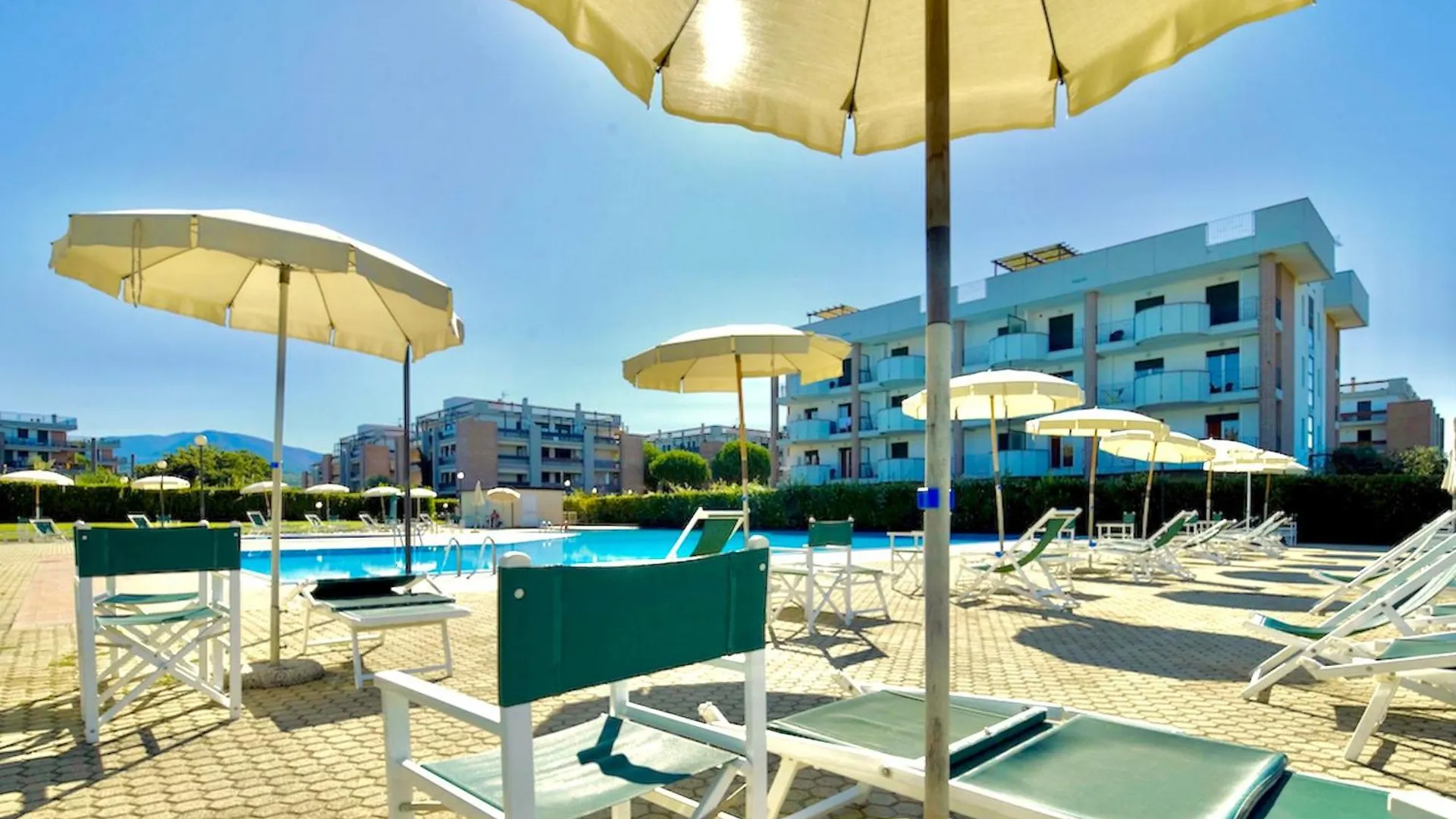Isa-Apartments For 4 People, 2 Bedrooms, In Residence With Swimming Pool In San Vincenzo, Just 600 Meters From The Sea Appart hôtel