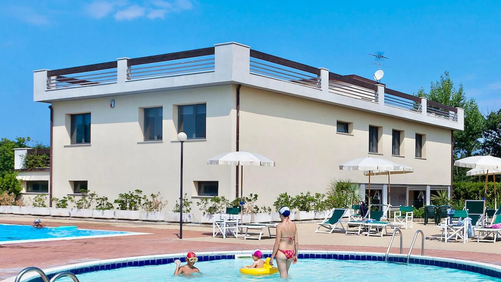 Isa-Apartments For 4 People, 2 Bedrooms, In Residence With Swimming Pool In San Vincenzo, Just 600 Meters From The Sea Italie