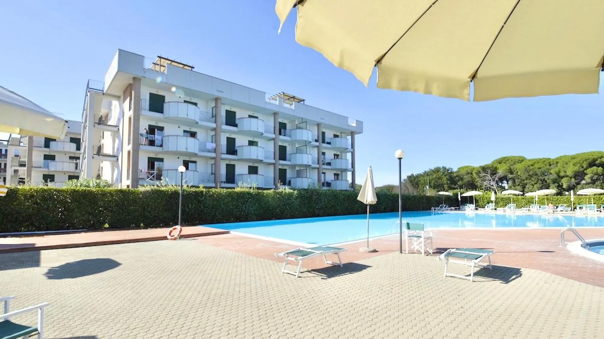 Isa-Apartments For 4 People, 2 Bedrooms, In Residence With Swimming Pool In San Vincenzo, Just 600 Meters From The Sea