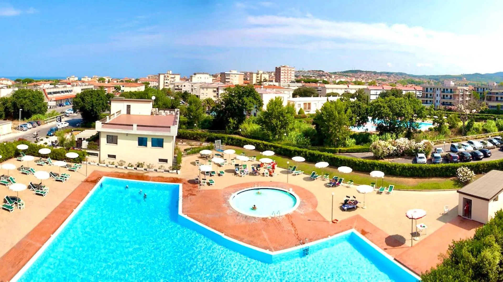 Isa-Apartments For 4 People, 2 Bedrooms, In Residence With Swimming Pool In San Vincenzo, Just 600 Meters From The Sea